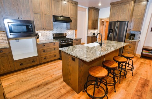 Bear Basin Estates House | White Bark Lodge - Secluded - 8 person Hot Tub - Fire Pit - WiFi