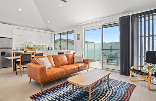 Terrigal Hotel | White Beach - Whole Property