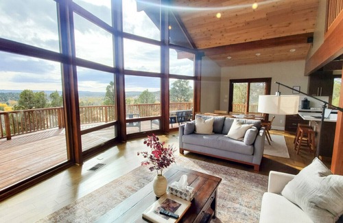 Orderville Cabin | White Cliffs Vista, Panoramic Views, Hot Tub, Epic Views!