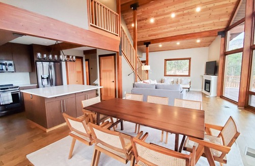 Orderville Cabin | White Cliffs Vista, Panoramic Views, Hot Tub, Epic Views!