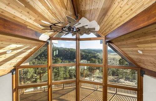Orderville Cabin | White Cliffs Vista, Panoramic Views, Hot Tub, Epic Views!