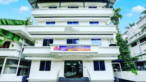 Kakkanad Hotel | White Clouds Inn