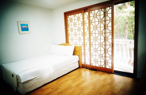 Sokcho Hotel | White House