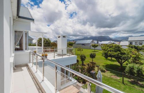 George Villa | White House on Kingswood Golf Estate