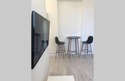 Lypky Apartment | White&Light flat near Gulliver