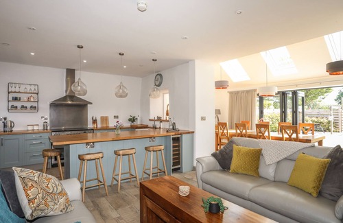 Newborough Cottage | WHITE LODGE COTTAGE, pet friendly in Niwbwrch (Newborough)