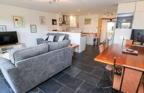 Mawgan Porth Cottage | White Lodge Apartment