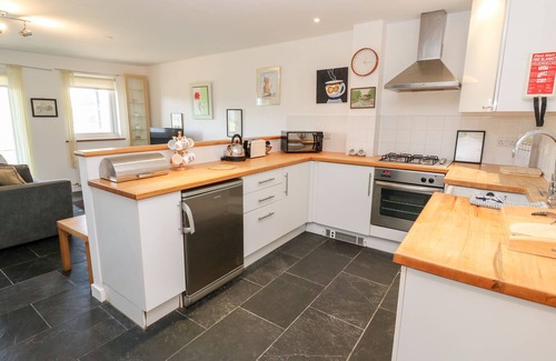 Mawgan Porth Apartment | WHITE LODGE APARTMENT, romantic, luxury holiday cottage in Newquay