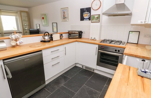 Mawgan Porth Apartment | WHITE LODGE APARTMENT, romantic, luxury holiday cottage in Newquay