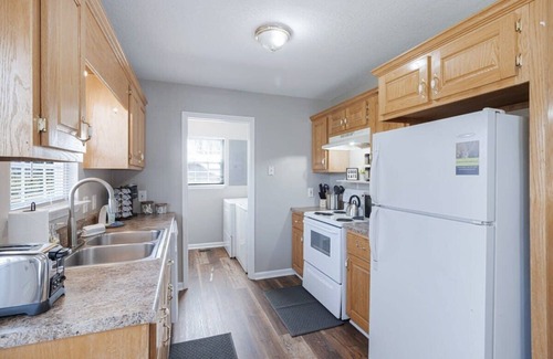 Trenton House | White Oak - fire pit, fast wifi, & free parking