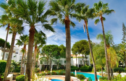 Nikki Beach Apartment | White Pearl Beach apartment with shared heated pool, BBQ