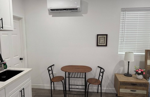 Compton Apartment | White Pearl Studio