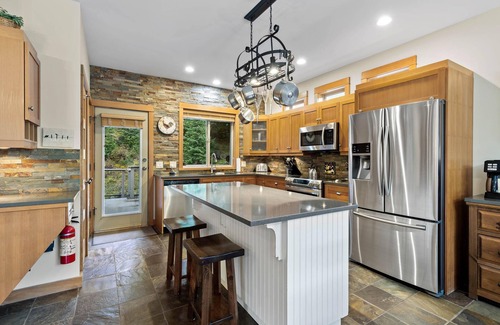 Fairways Ski Chalet | White Pines Chalet: Stunning, family friendly, 4BDRM Chalet w/Private Hot tub.