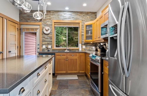 Fairways Ski Chalet | White Pines Chalet: Stunning, family friendly, 4BDRM Chalet w/Private Hot tub.