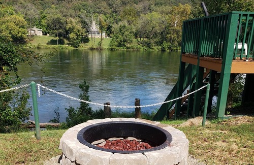 Flippin Cabin | White River Bank Cabin!Eagle Watching, World Class Trout Fishing Off The Dock,