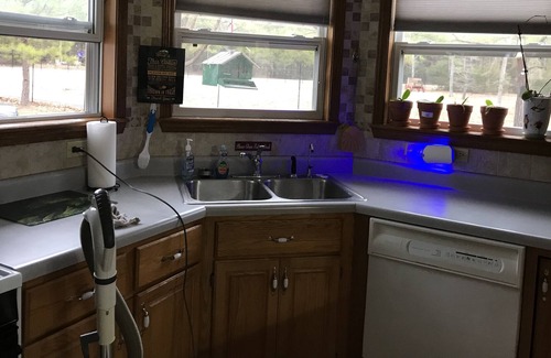 Lakeview Cabin | WHITE RIVER LODGE Sleeps 12 3 bed/2 bath Wifi Barbq Solar Dock/Ramp fenced yard