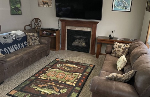 Lakeview Cabin | WHITE RIVER LODGE Sleeps 12 3 bed/2 bath Wifi Barbq Solar Dock/Ramp fenced yard