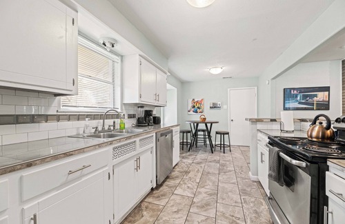 Dallas House | White Rock Estate: Graceful 5-Bedroom Home