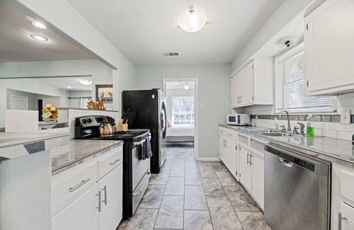 Dallas House | White Rock Estate: Graceful 5-Bedroom Home