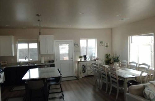 Hildale House | White Rocks-4beds, 3bath,hot tub