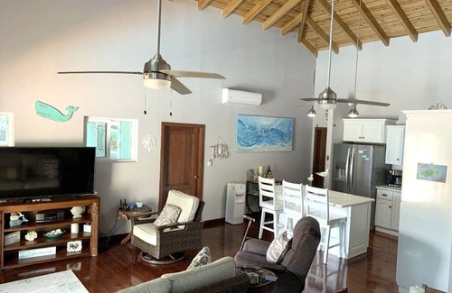 Isla de Utila Villa | White's Paradise Ocean Front with Pool