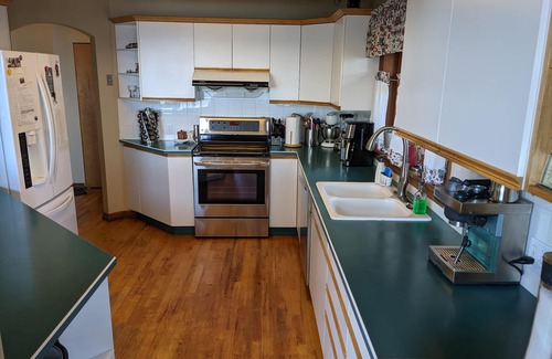 Metchosin House | White Sandy Beach! Free use of Paddle Boards, Kayaks and Bikes!