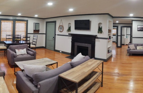 Brevard House | "White Squirrels Townhouse" Lower Level, Step out to Main Street