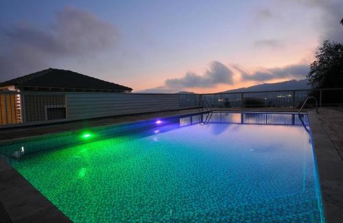 Majdal al-Shams Ski Chalet | White Suites