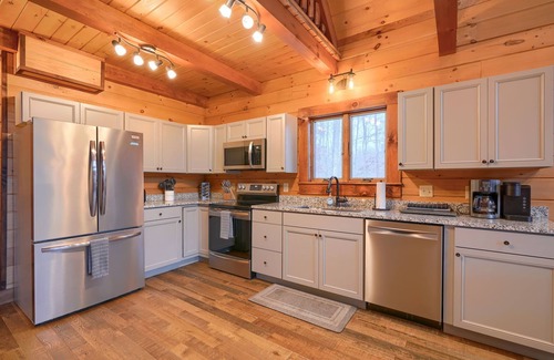 Logan Cabin | White Tail Ridge: Hot tub, Arcades, Fire pit, + WALK to #1 hike: Old Mans Cave!
