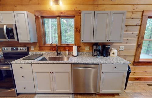 Logan Cabin | White Tail Ridge: Hot tub, Arcades, Fire pit, + WALK to #1 hike: Old Mans Cave!