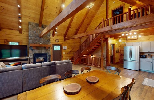 Logan Cabin | White Tail Ridge: Hot tub, Arcades, Fire pit, + WALK to #1 hike: Old Mans Cave!