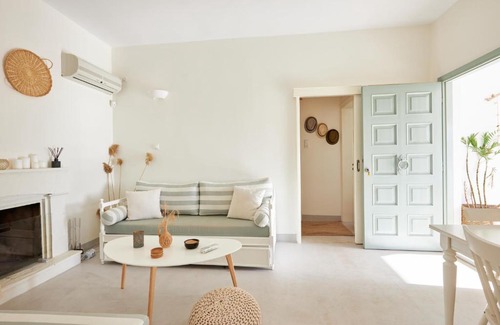 Kropia Villa | White Villa near the Blue Beach