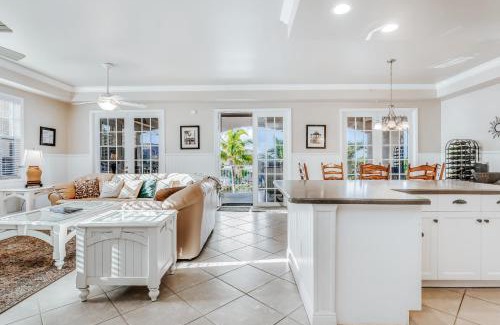 Mid Island Apartment | Whitecap Condo Beachfront Splendor