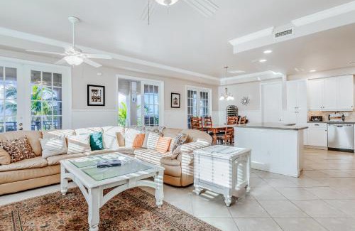 Mid Island Apartment | Whitecap Condo Beachfront Splendor