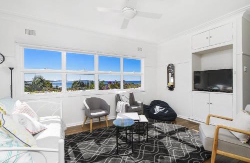 Crescent Head House | Whitecaps, 26 East Street