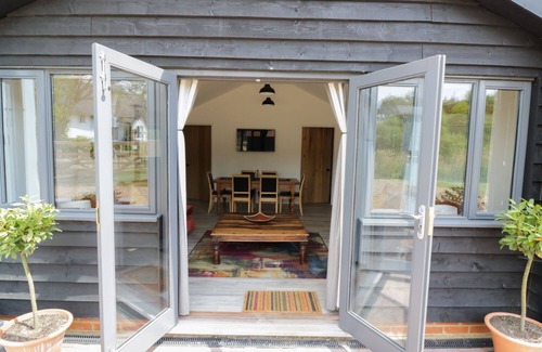 Attleborough Cottage | WHITEHANDS FARM BARN, pet friendly, with hot tub in Old Buckenham