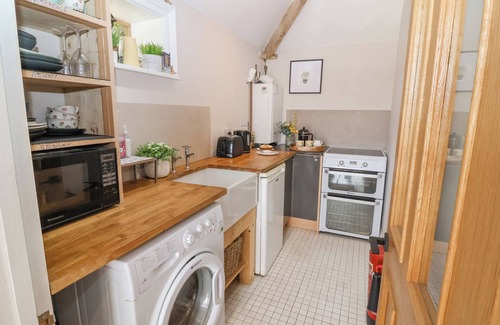 Pocklington Cottage | WHITEHEDGE, pet friendly, with a garden in Pocklington