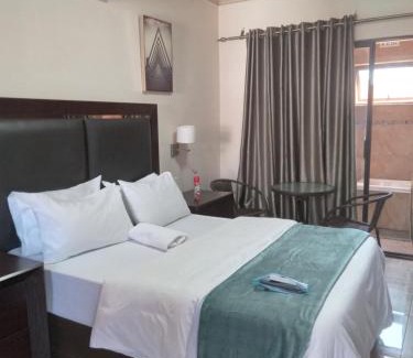 Farrarmere House | Whitehouse Lodge Benoni