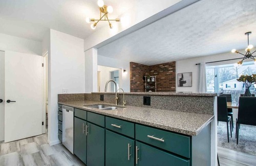 Goshen House | Whitehouse Retreat! 4-bedroom house with Pool, WiFi and AC in tranquil Goshen