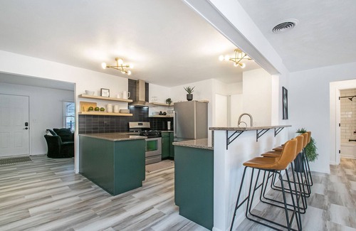 Goshen House | Whitehouse Retreat! Heated Pool &Hot Tub!