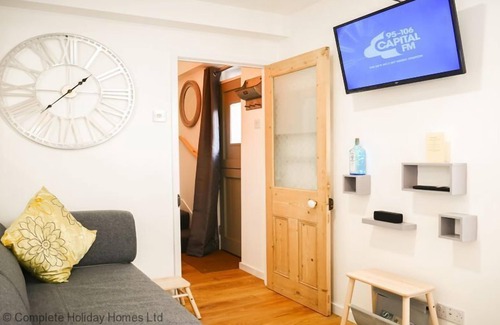 Gosport Cottage | Whitsun Cottage - a 1 bedroomed cottage sleeping up to 3 guests