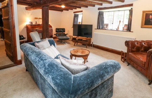 Long Compton Cottage | WHITTINGTON HOUSE, family friendly, with hot tub in Long Compton