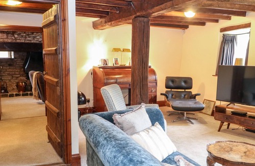 Long Compton Cottage | WHITTINGTON HOUSE, family friendly, with hot tub in Long Compton