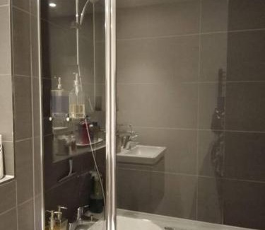 Fairfield Apartment | Whole apartment 5 mins to East Croydon & concierge