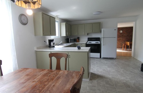 Picton Cottage | Whole-home 3 minutes from Sand Dunes. Centrally located Beach Getaway.