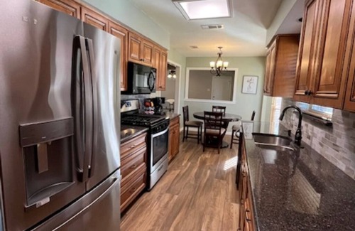 Lewisville House | Whole House, No Stairs, King Bed, Kitchen & Backyard Patio