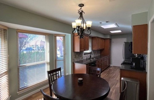 Lewisville House | Whole House, No Stairs, King Bed, Kitchen & Backyard Patio