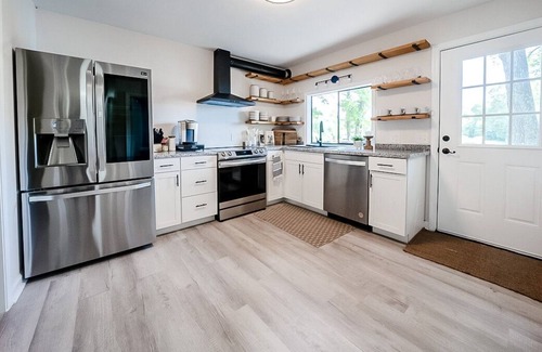 Southmont House | Whole House on High Rock Lake with Private Dock. Jet Ski and Boat Available!