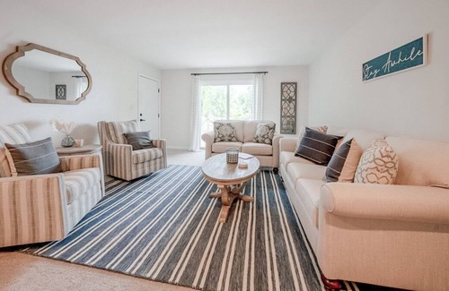 Southmont House | Whole House on High Rock Lake with Private Dock. Jet Ski and Boat Available!