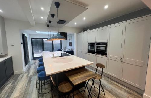 Ramsbottom House | Whole house -Sleeps4-Parking-Garden-BikingHiking